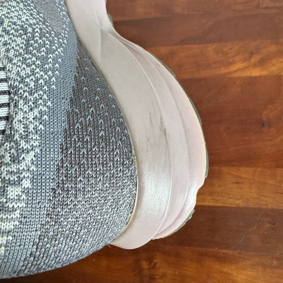 Brooks Gray Pink Levitate 2 Athletic Running Shoe Womens 7.5 Workout Activewear - Picture 6 of 8